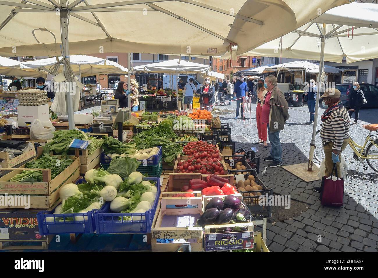Italie, Rome, 4 mai 2020 : première journée phase 2 pendant l'urgence du coronavirus.Le célèbre marché de la rue Campo de Fiori réduit à quelques stands marqués avec pl Banque D'Images