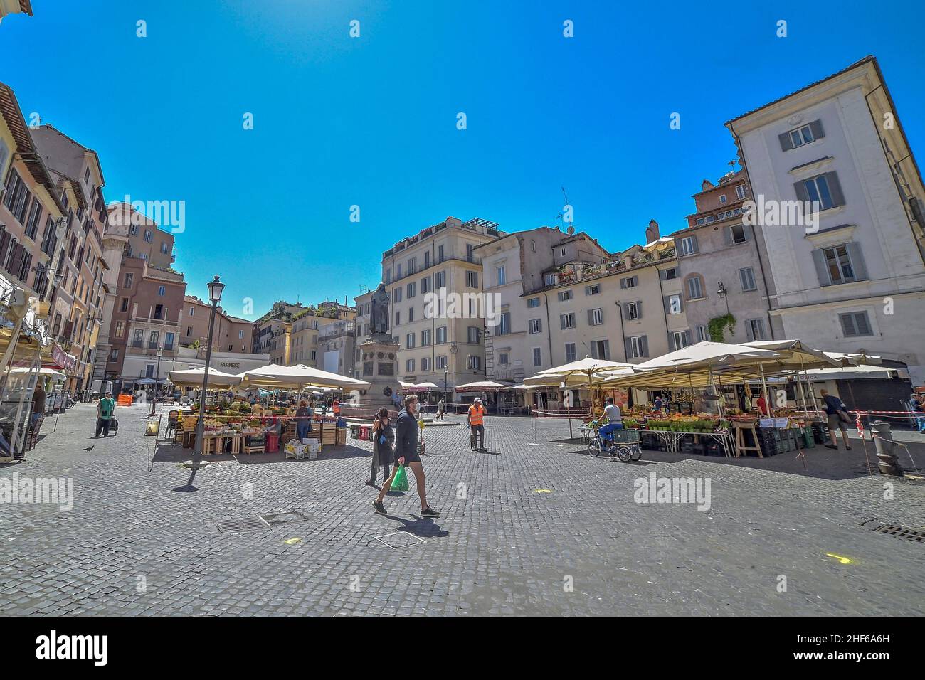 Italie, Rome, 4 mai 2020 : première journée phase 2 pendant l'urgence du coronavirus.Le célèbre marché de la rue Campo de Fiori réduit à quelques stands marqués avec pl Banque D'Images