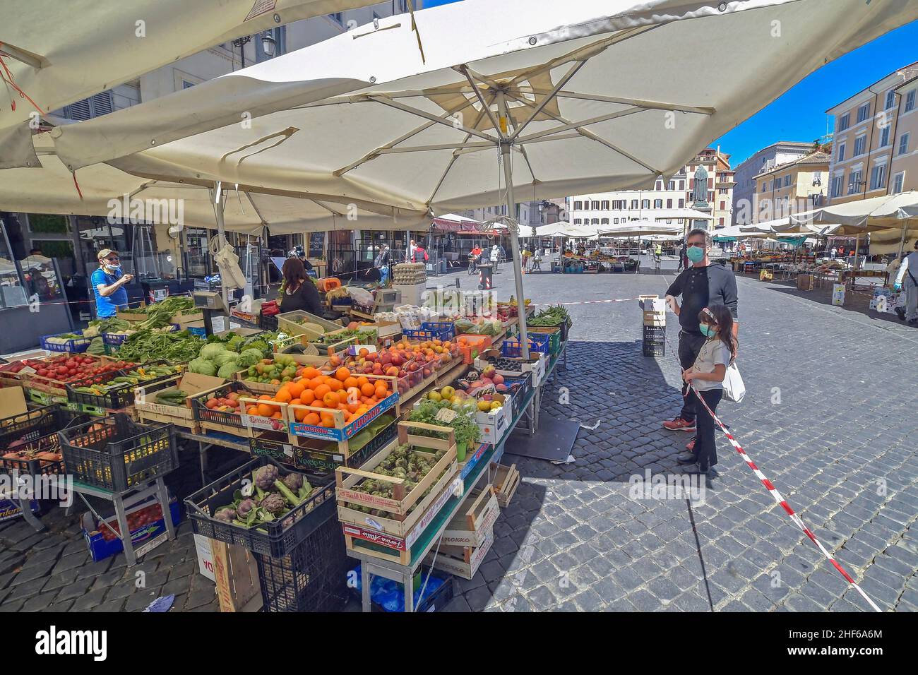 Italie, Rome, 4 mai 2020 : première journée phase 2 pendant l'urgence du coronavirus.Le célèbre marché de la rue Campo de Fiori réduit à quelques stands marqués avec pl Banque D'Images
