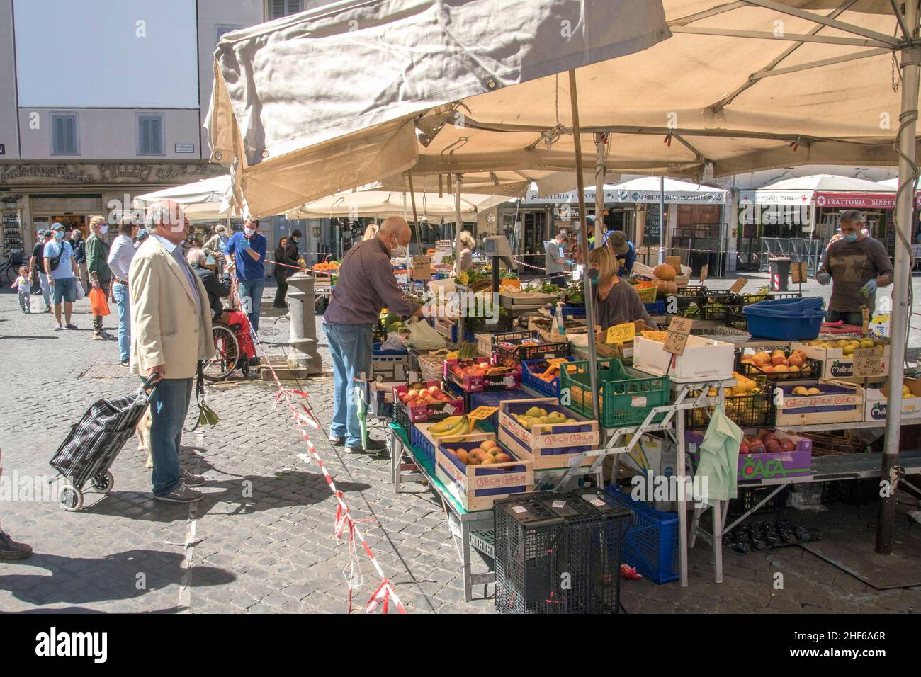 Italie, Rome, 4 mai 2020 : première journée phase 2 pendant l'urgence du coronavirus.Le célèbre marché de la rue Campo de Fiori réduit à quelques stands marqués avec pl Banque D'Images