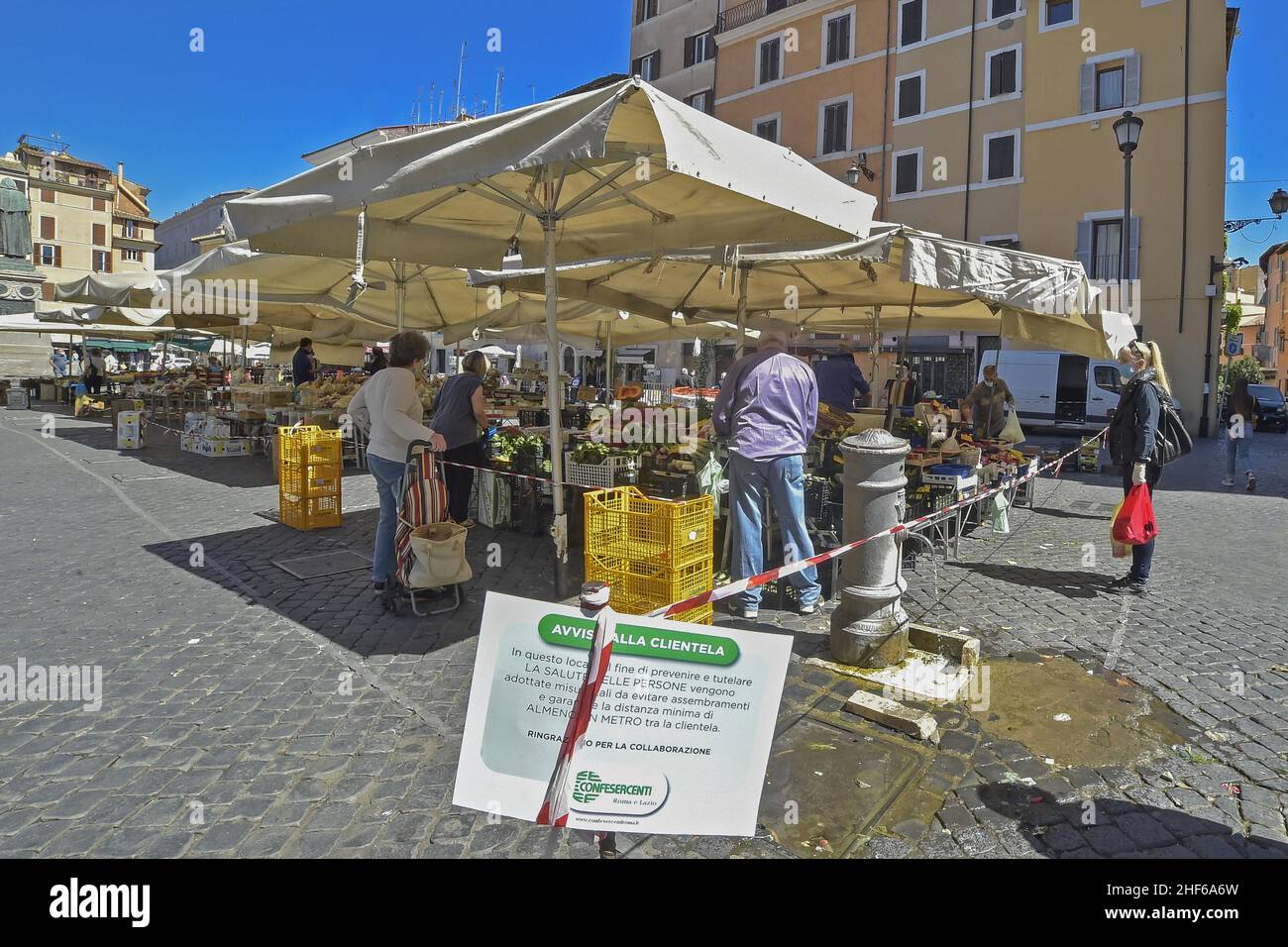 Italie, Rome, 4 mai 2020 : première journée phase 2 pendant l'urgence du coronavirus.Le célèbre marché de la rue Campo de Fiori réduit à quelques stands marqués avec pl Banque D'Images