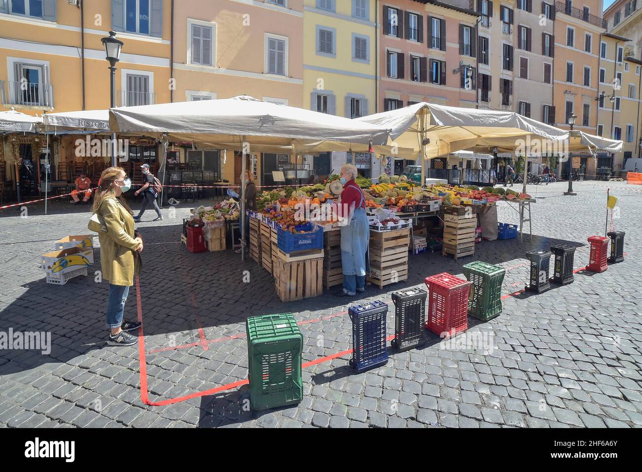 Italie, Rome, 4 mai 2020 : première journée phase 2 pendant l'urgence du coronavirus.Le célèbre marché de la rue Campo de Fiori réduit à quelques stands marqués avec pl Banque D'Images