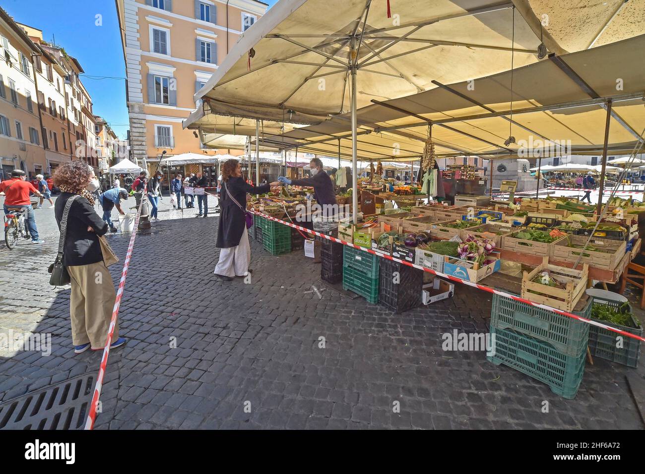 Italie, Rome, 4 mai 2020 : première journée phase 2 pendant l'urgence du coronavirus.Le célèbre marché de la rue Campo de Fiori réduit à quelques stands marqués avec pl Banque D'Images