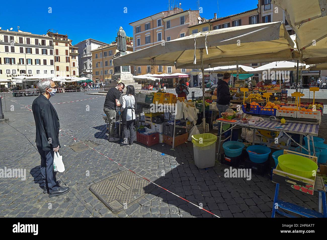 Italie, Rome, 4 mai 2020 : première journée phase 2 pendant l'urgence du coronavirus.Le célèbre marché de la rue Campo de Fiori réduit à quelques stands marqués avec pl Banque D'Images