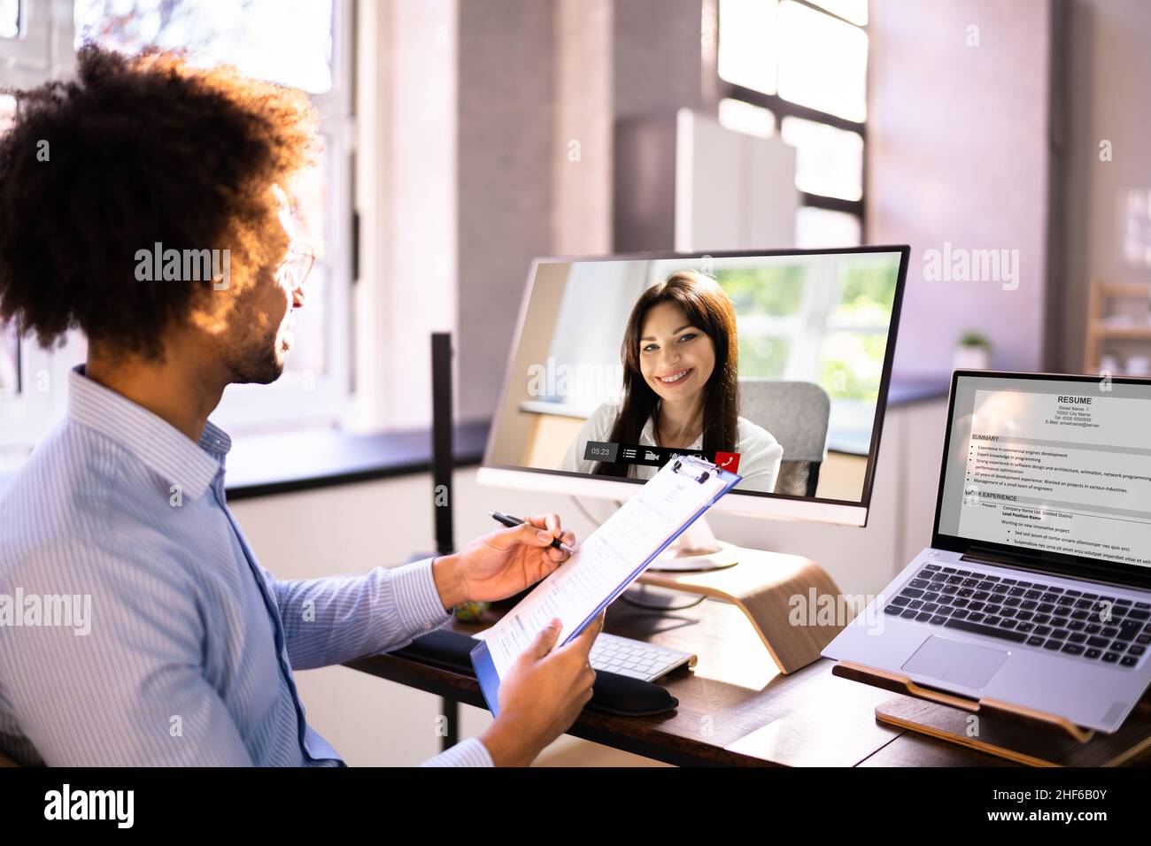 Webinaire sur l'entretien en ligne avec un ordinateur portable Banque D'Images