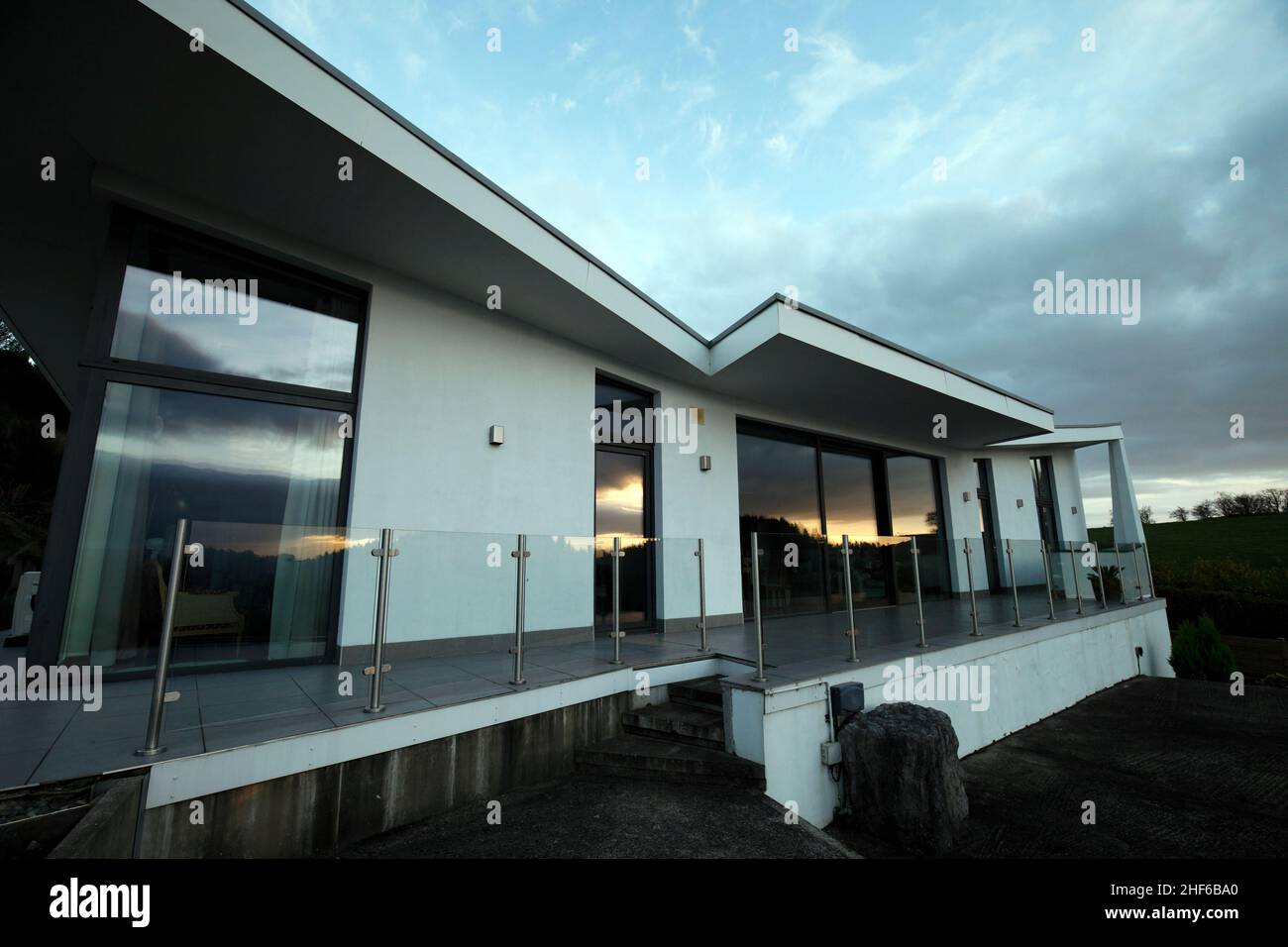 Logement architectural moderne au-dessus de la vallée de Berwyn, vallée de ceiriog. Banque D'Images