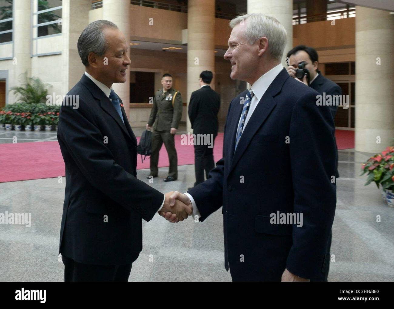 Secrétaire de la Marine (SECNAV) l'honorable Ray Mabus rencontre le vice-ministre chinois des Affaires étrangères, Cui Tiankai, à Beijing. Banque D'Images