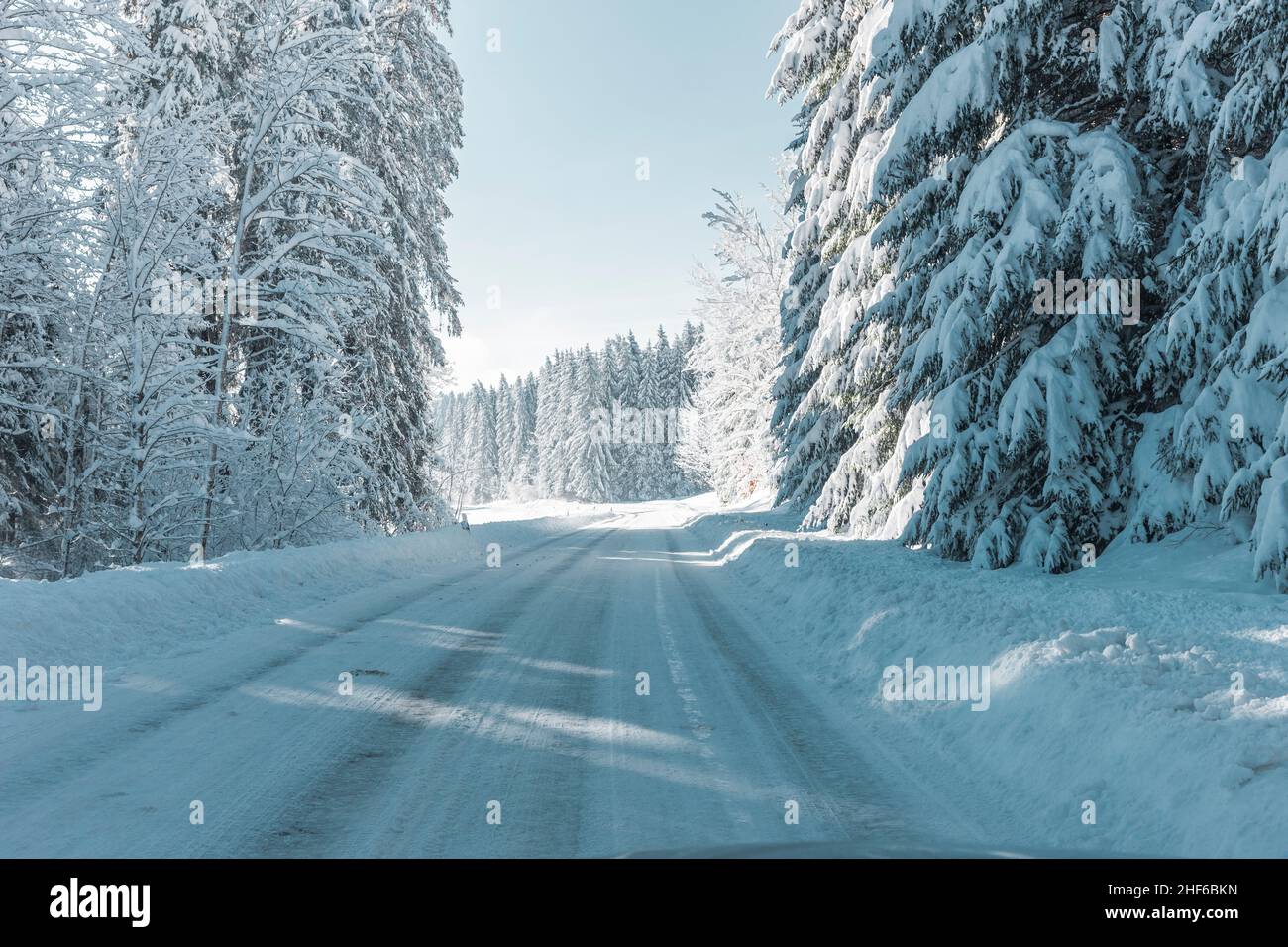 vide route enneigée dans les montagnes Banque D'Images