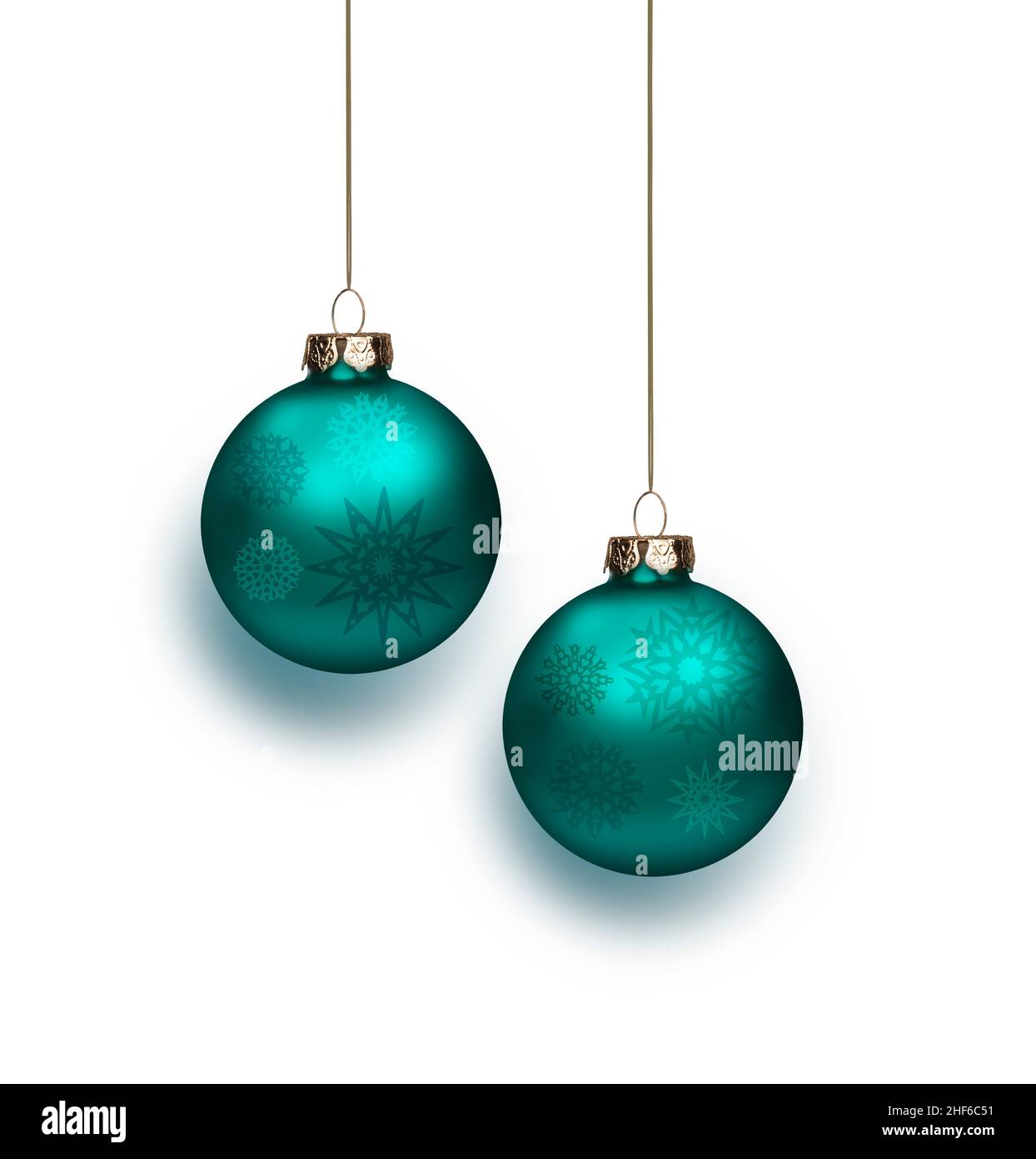 Boules de Noël turquoise brillantes sur un ruban, isolées sur un fond blanc Banque D'Images