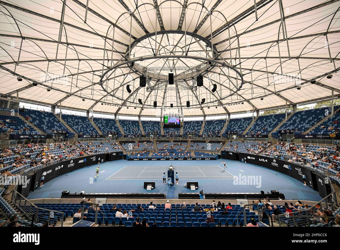 14th janvier 2022 : Ken Rosewall Arena, parc olympique de Sydney, Sydney, Australie ; Sydney tennis Classic,Demi-finale du jour 6 : Andy Murray, de Grande-Bretagne, sert à Reilly Opelka, des États-Unis Banque D'Images