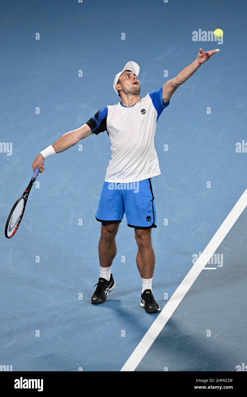 14th janvier 2022 : Ken Rosewall Arena, parc olympique de Sydney, Sydney, Australie ; Sydney tennis Classic,Jour 6 demi finale: Aslan Caratsev de Russie sert à Daniel Evans de Grande-Bretagne Banque D'Images