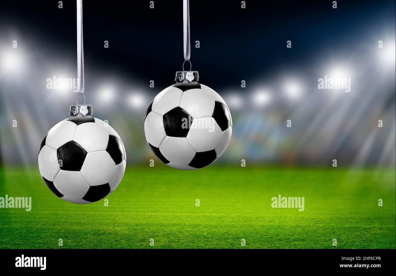 Ballons de football comme boules de Noël en face du stade comme un fond Banque D'Images
