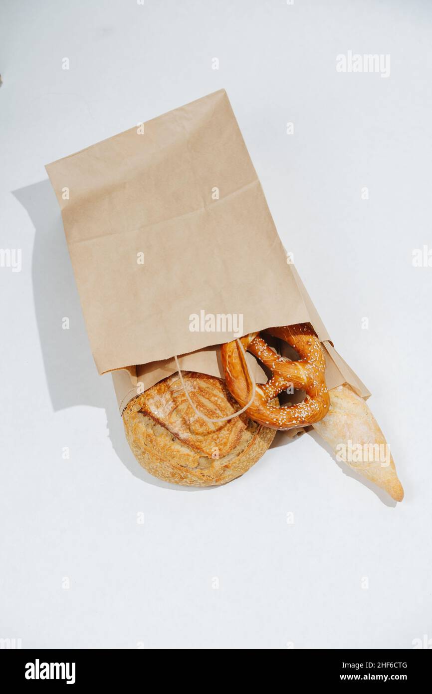 Image à l'envers d'une délicieuse pâtisserie emballée individuellement dans des sacs en papier Banque D'Images