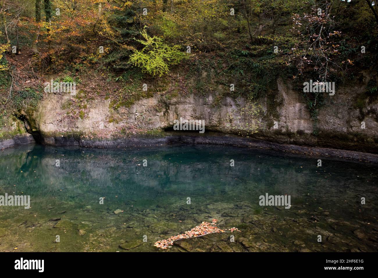 Karst printemps en France, Source Bleue Banque D'Images