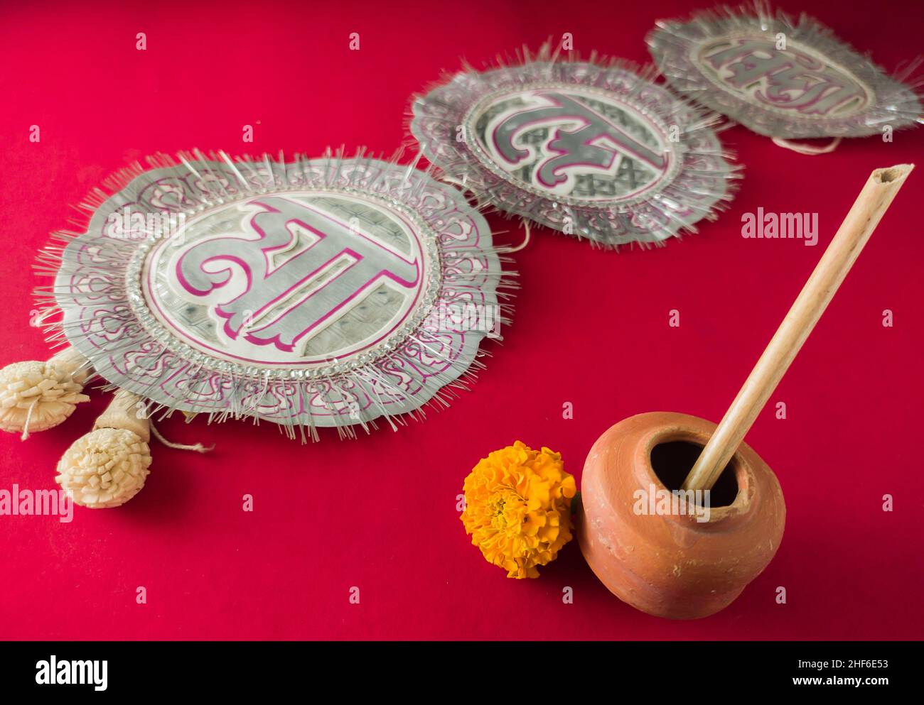 festival hindou bengali saraswati puja et pancami vasant. concept symbolique avec espace de copie. pot d'encre en argile, stylo bâton, fleur de marigold et chan Banque D'Images