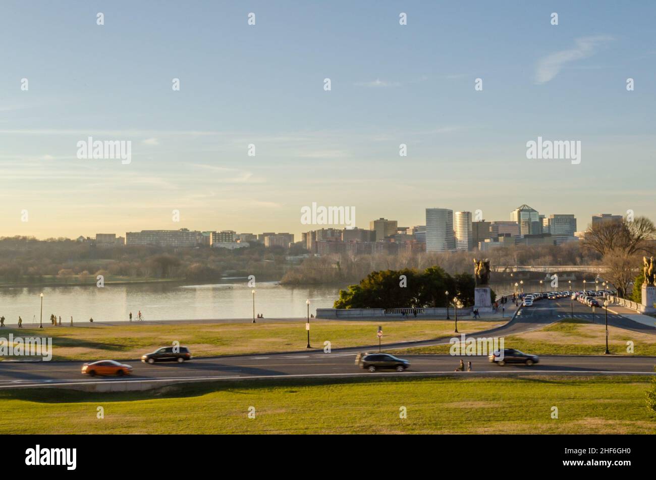 Lincoln Memorial Circle et routes le long du fleuve Potomac à Washington DC, États-Unis.Bâtiments futuristes en arrière-plan Banque D'Images