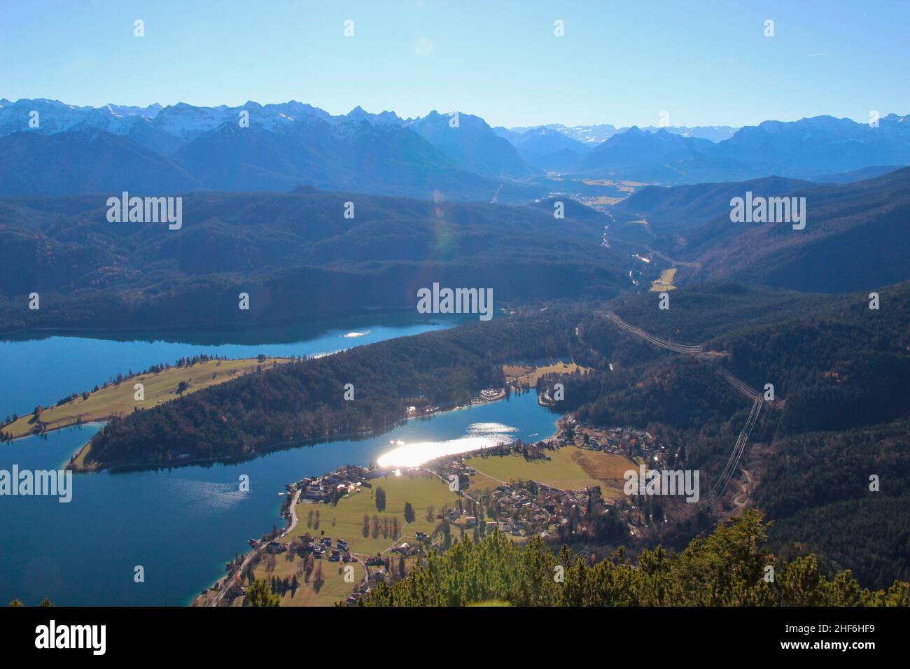 Randonnée de Walchensee à Herzogstand, 1731 M., pré-Alpes, Allemagne, Bavière,Haute-Bavière, Tölzer Land, vue atmosphérique sur le Walchensee en arrière-plan les monts Karwendel sur la gauche, les montagnes Wetterstein sur la droite Banque D'Images