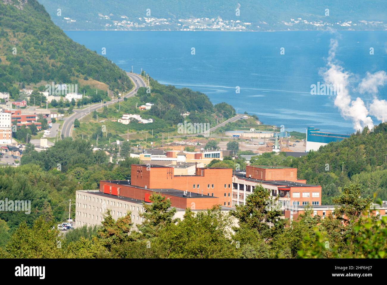 Vue aérienne de la ville de Corner Brook, Terre-Neuve.La fumée du port provient de l'usine de pâtes et papiers qui est en exploitation.Restaurants Banque D'Images