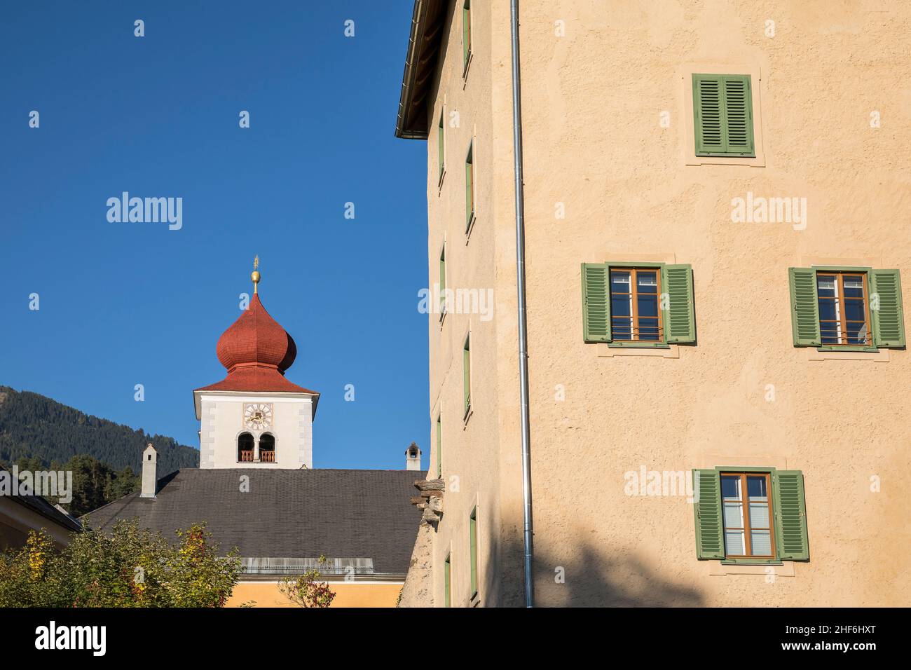 Tour de gauche de l'église paroissiale et tour de droite Siebenhirter (Lindenhof), Millstatt am See, quartier Spittal an der Drau, Carinthie, Autriche, Europe Banque D'Images