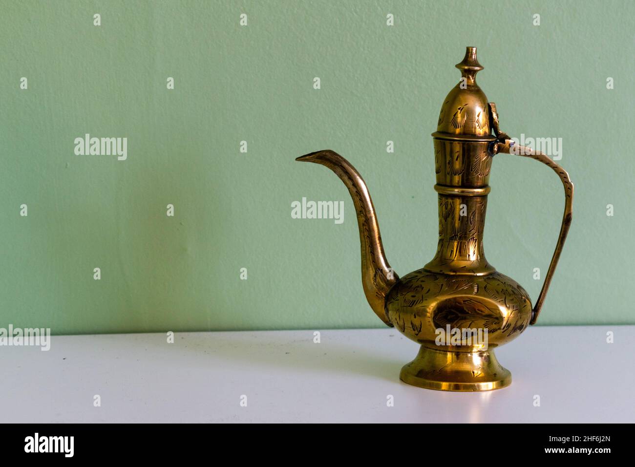 Hull, Royaume-Uni - 25th août 2019: Aladdin genie magie lampe style maison  décoration ornement.Théière en bronze unique conceptualisant le design  moderne de la maison vintage Photo Stock - Alamy