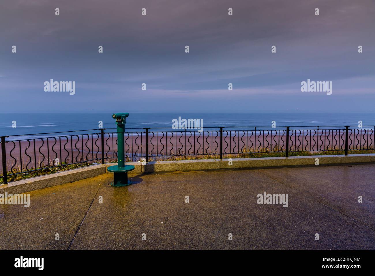 Un début frais et humide à Whitley Bay Promenade, avec le spectateur de la tour verte qui donne sur une mer couverte de nuages Banque D'Images