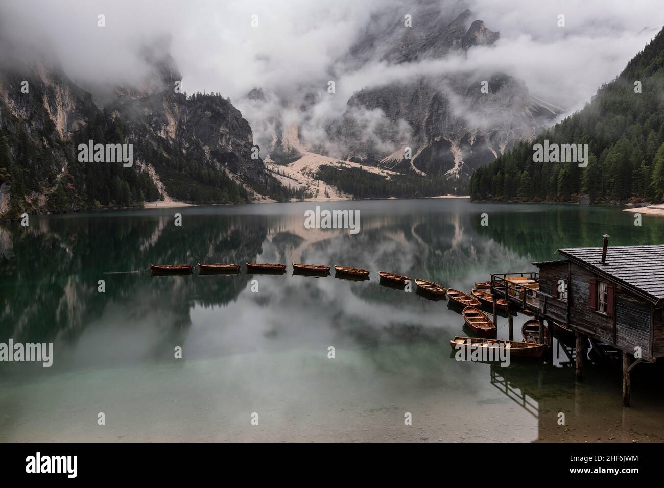La hangar à bateaux sur le lac Braies par une journée brumeuse. Banque D'Images