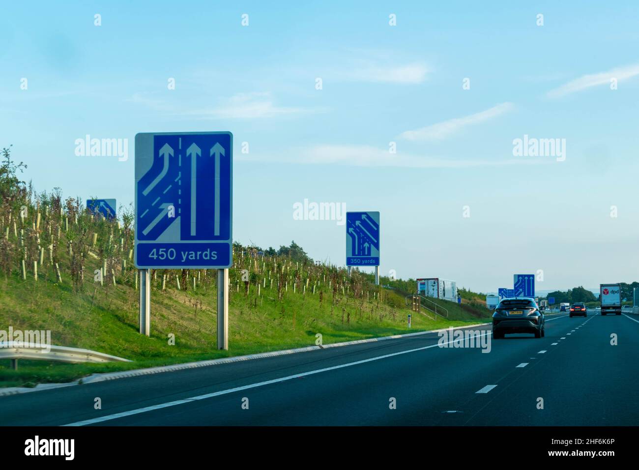 Leeds, Royaume-Uni - 23rd août 2019 : beaucoup de panneaux bleus sur l'autoroute A1.Information confuse, travaux routiers, flèches pointant, congestion Banque D'Images