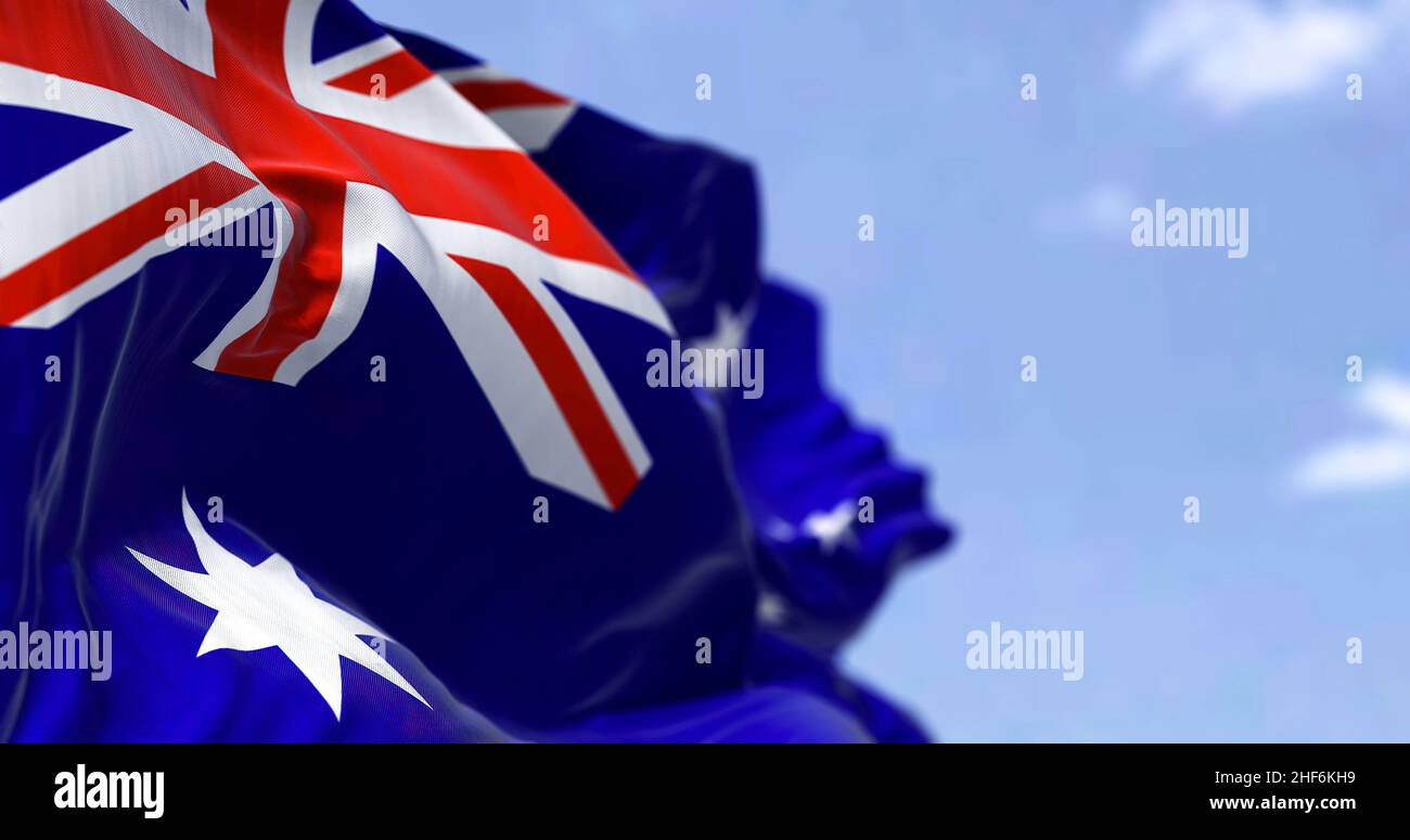 Gros plan détaillé du drapeau national de l'Australie qui agite dans le vent par temps clair.Démocratie et politique.Continent australien.Mise au point sélective. Banque D'Images