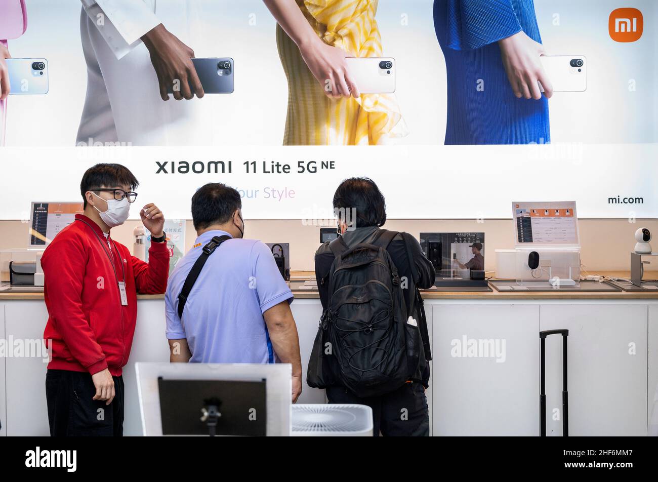 Hong Kong, Chine.13th janvier 2022.Les clients sont vus en utilisant et en testant le modèle de smartphone Xiaomi 11 Lite 5G dans le magasin phare de la marque chinoise Xiaomi, spécialisée dans la technologie et l'électronique.(Photo de Budrul Chukrut/SOPA Images/Sipa USA) crédit: SIPA USA/Alay Live News Banque D'Images