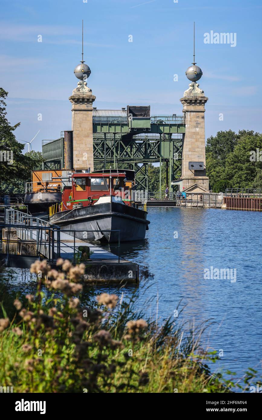 Waltrop, Rhénanie-du-Nord-Westphalie, Allemagne, pont et écluse Waltrop.Ici, le navire du musée industriel LWL soulève Henrichenburg vu de la haute eau.Les quatre structures de descente à la branche du canal Rhin-Herne depuis le canal Dortmund-EMS sont connues sous le nom de parc d'écluses de Waltrop.Le seul système de levage en fonctionnement est le nouveau verrou, construit en 1989 entre l'ancien verrou d'arbre et le nouveau relevage. Banque D'Images