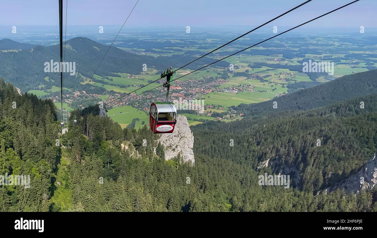 Vue sur la descente depuis un téléphérique depuis le Chiemgau Kampenwand jusqu'à la ville d'Aschau dans la région sud de la bavière dans les alpes allemandes Banque D'Images