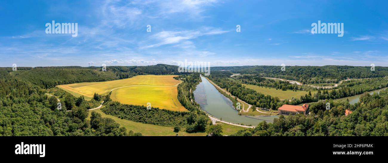 Belle vue sur la rivière Isar courbe dans le sud de la bavière avec un large champ jaune et beaucoup d'arbres à une belle journée en été Banque D'Images