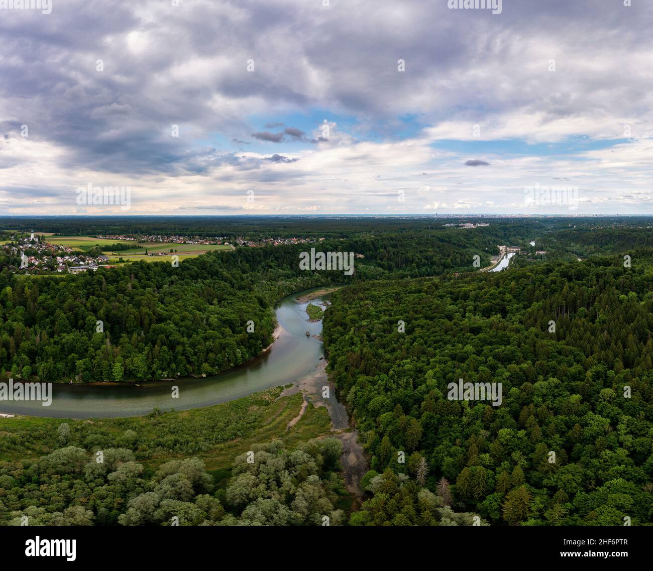 Rivière tordue entourée de tees vert vif, nature sauvage, un concept pour un environnement frais et pur dans un endroit idyllique capturé par un drone Banque D'Images
