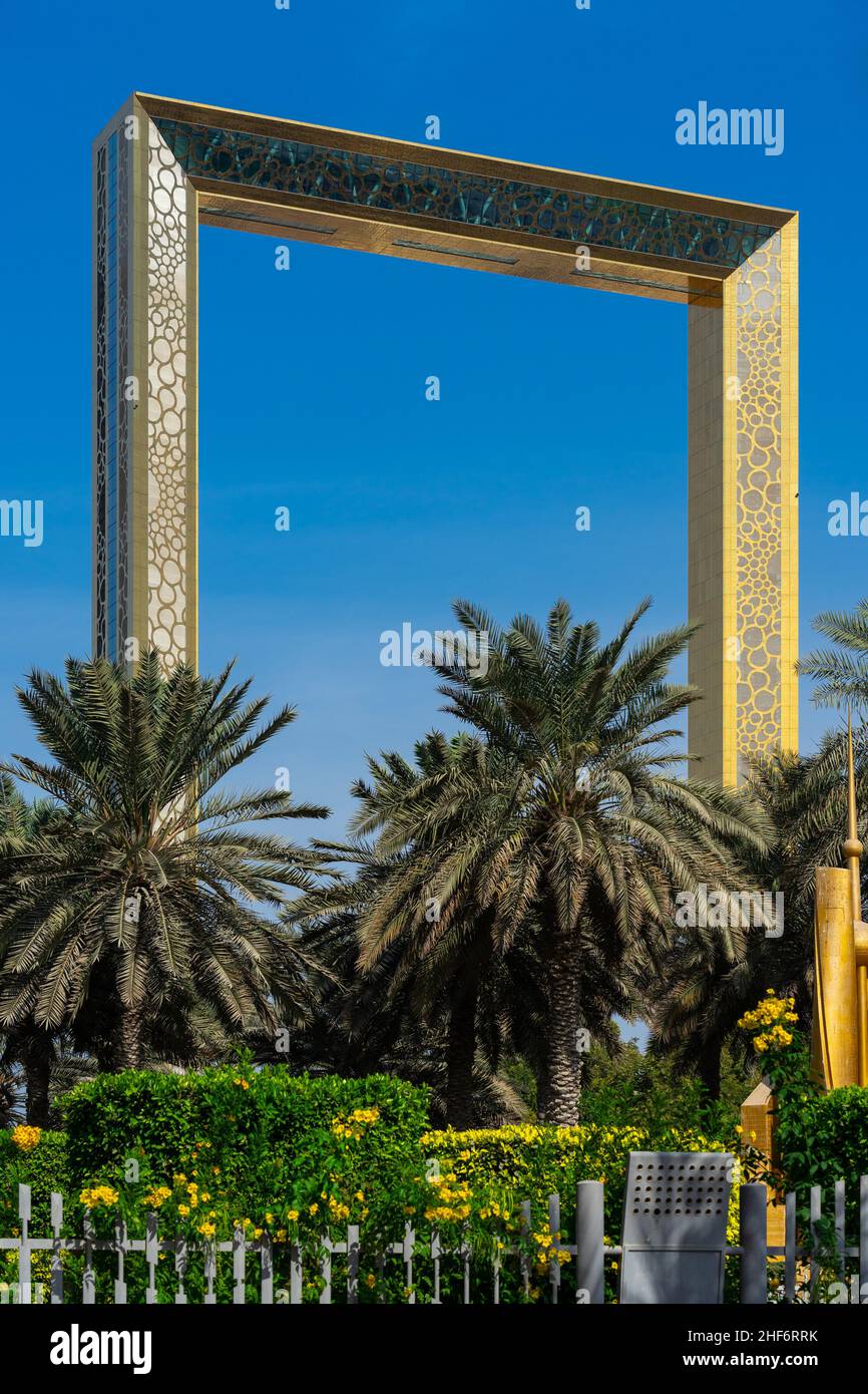 Le détail du Dubai Frame au loin avec des palmiers au premier plan Banque D'Images