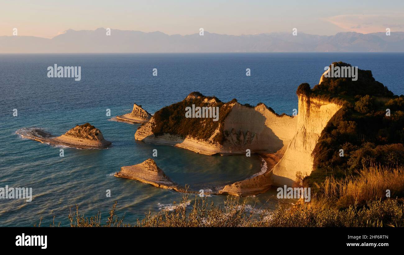 Grèce, Iles grecques, Iles Ioniennes, Corfou, au nord-ouest de l'île, Cap Drastis, lumière du soir, falaises de grès et îlots offshore en grès, la mer est légèrement en mouvement Banque D'Images