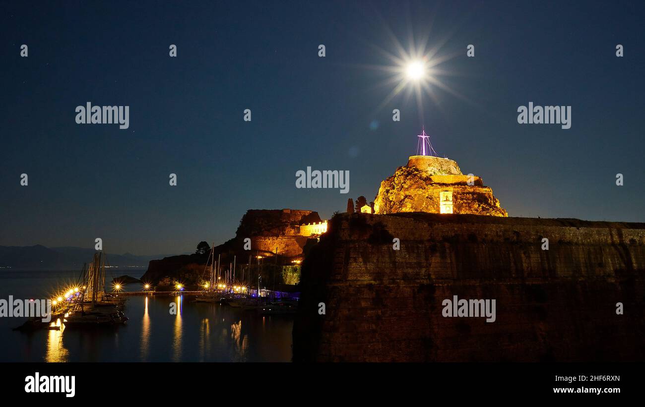 Grèce, Iles grecques, Iles Ioniennes, Corfou, ville de Corfou,ancienne forteresse, prise de nuit, pleine lune avec halo sur l'ancienne forteresse, forteresse artificiellement illuminée Banque D'Images