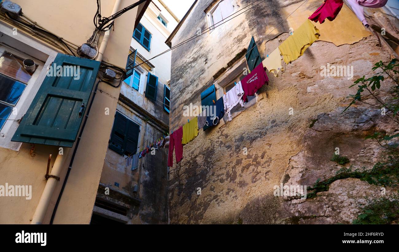 Grèce, Iles grecques, Iles Ioniennes, Corfou, ville de Corfou,vieille ville, allée de la vieille ville, vue vers le haut, vue en grand angle en contrebas, buanderie sur corde à linge entre les maisons Banque D'Images