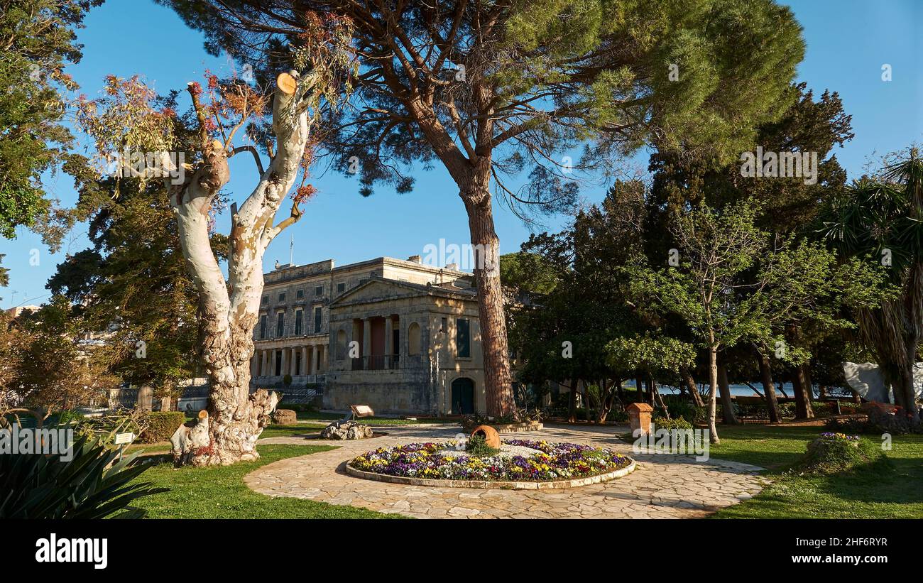 Grèce, Iles grecques, Iles Ioniennes, Corfou, ville de Corfou,Vieille ville, parc de Platia Leonida Vlachou avec arbres et vue sur le Musée d'Art asiatique Banque D'Images