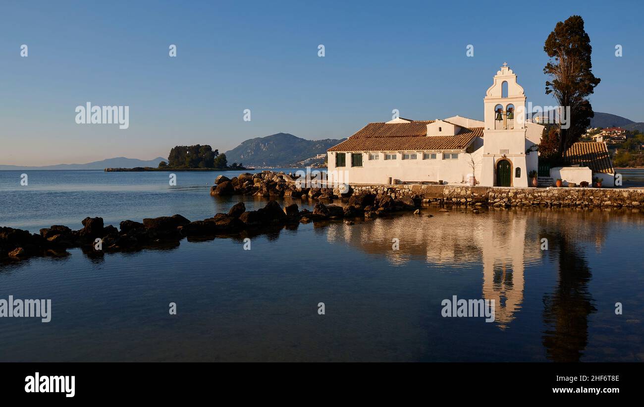 Grèce, Iles grecques, Iles Ioniennes, Corfou, Monastère de Vlacherna,Monastère de Vlacherna J'ai réfléchi dans la mer lisse, lumière du matin, arbre haut à côté du monastère, mer bleu foncé, ciel bleu, pas de nuages Banque D'Images