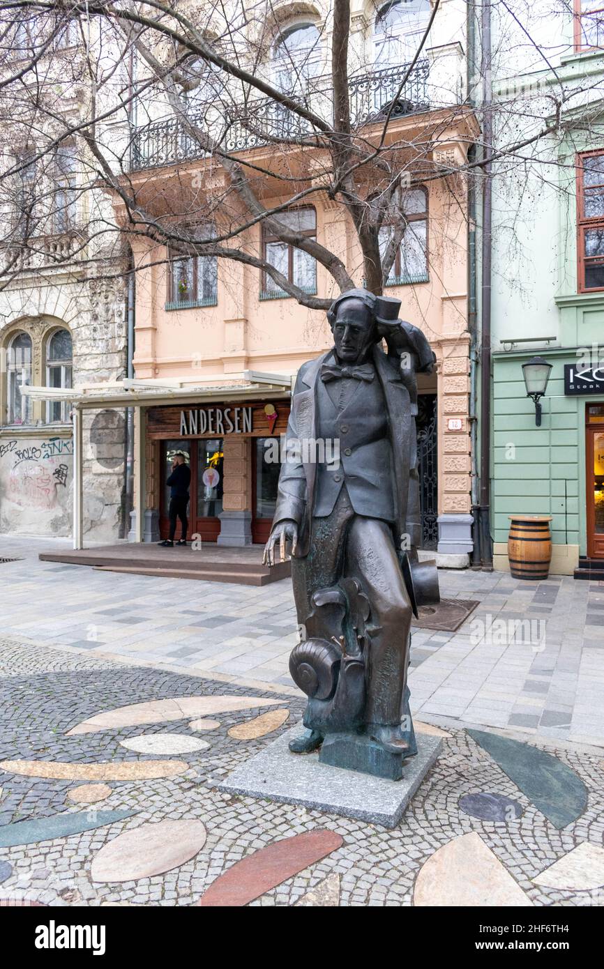 Bratislava, Slovaquie - 14 mars 19 : statue de Hans Christian Andersen dans la vieille ville, entourée de quelques-uns de ses célèbres personnages de conte de fées.C'est allégedl Banque D'Images Bratislava, Slovaquie - 14 mars 19 : statue de Hans Christian Andersen dans la vieille ville, entourée de quelques-uns de ses célèbres personnages de conte de fées.C'est allégedl Banque D'Images