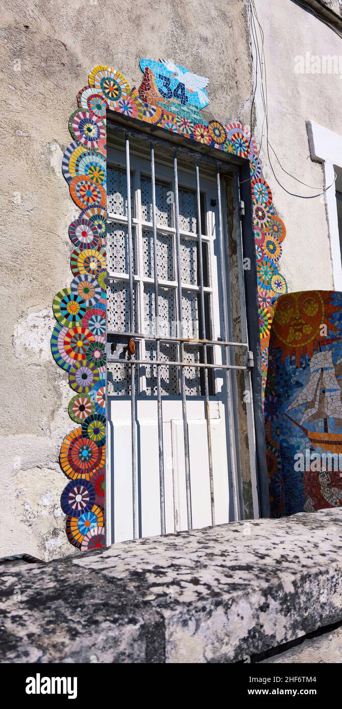 Décorations en mosaïque sur le cadre de porte d'un immeuble résidentiel, France, Charente-Maritime, la Rochelle, Banque D'Images
