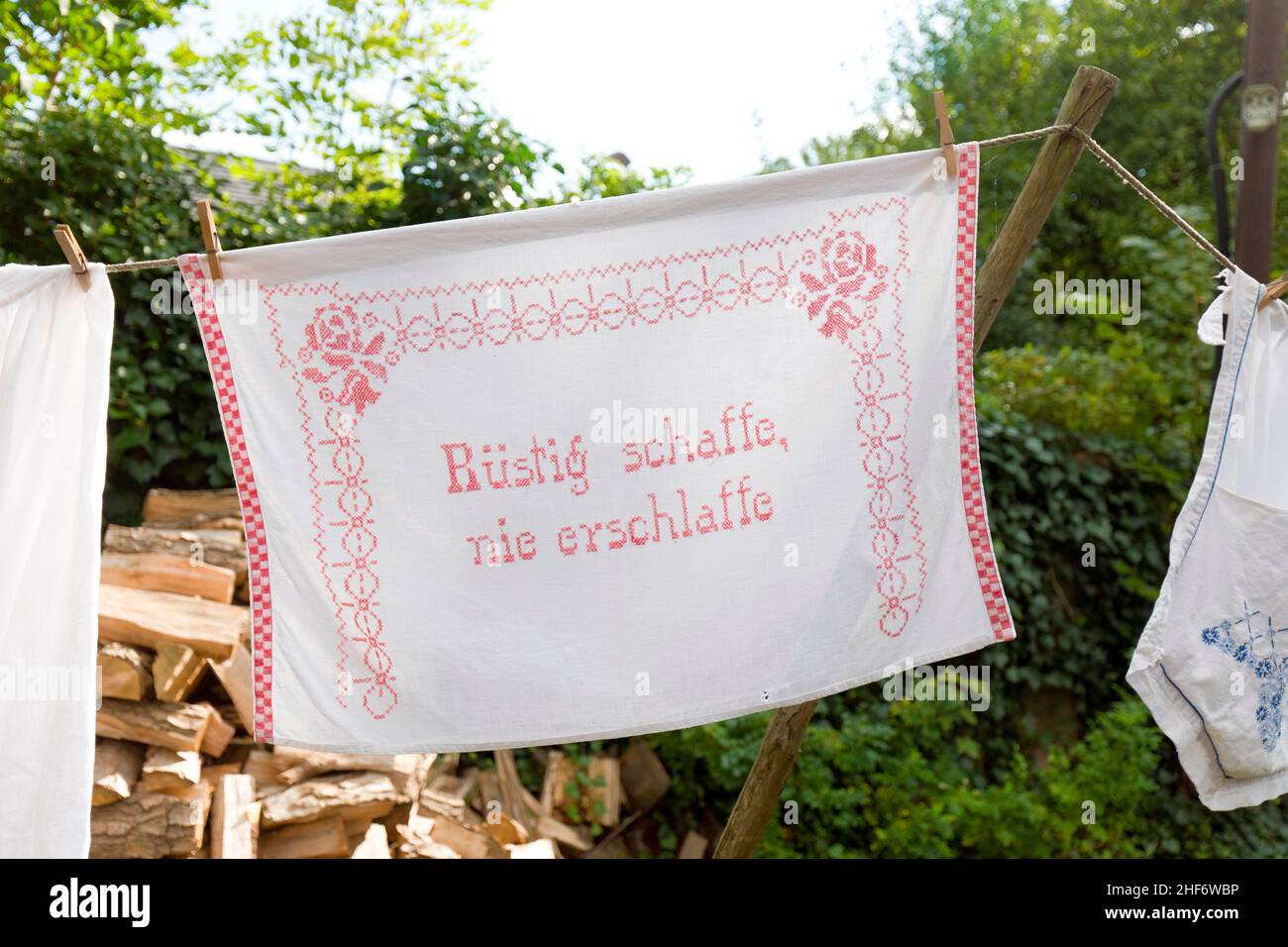 Serviette de cuisine brodée sur la corde à linge Banque D'Images