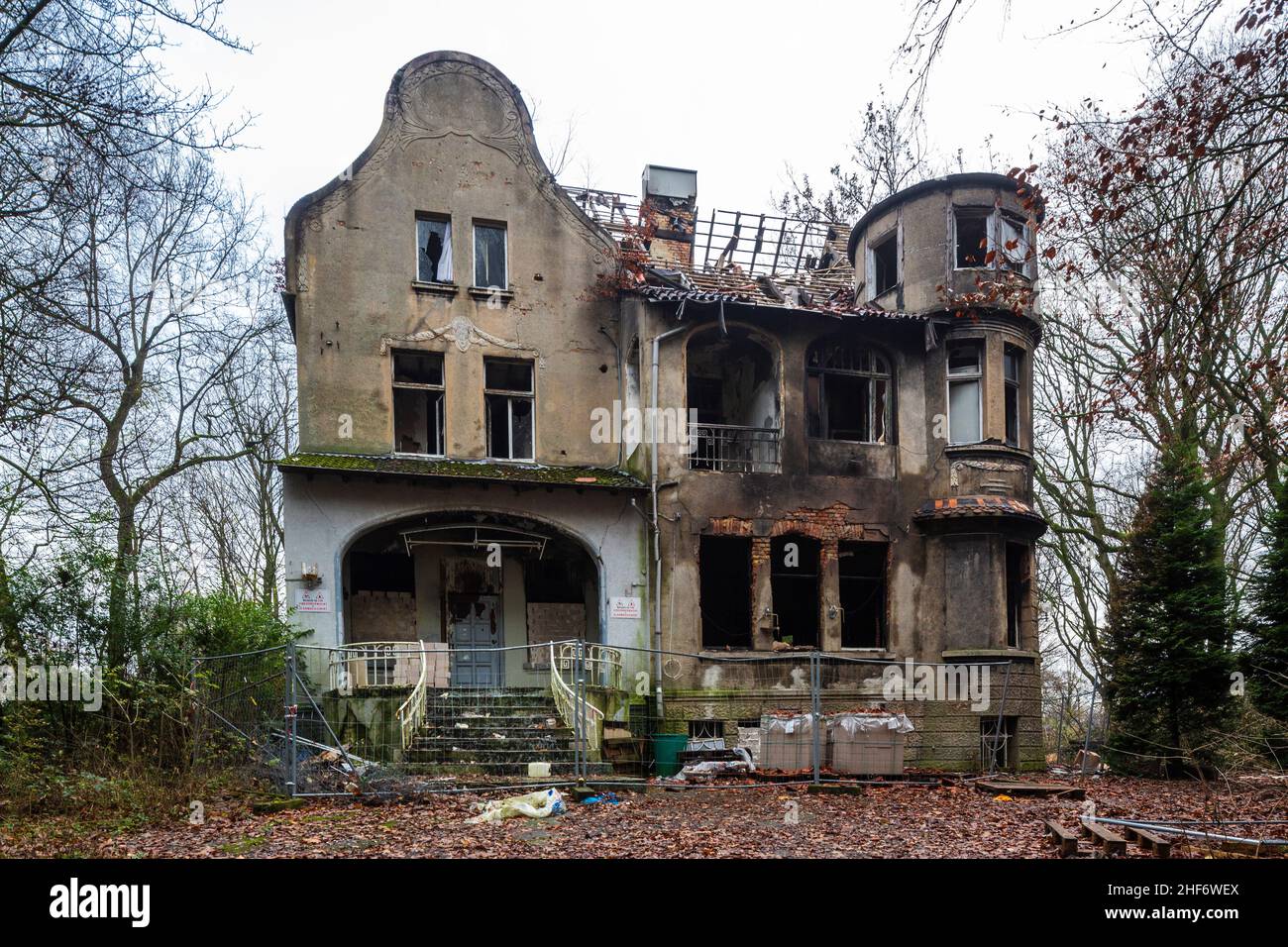 Allemagne, Oberhausen, Oberhausen-Osterfeld, région de la Ruhr, Basse-Rhin,Rhénanie-du-Nord-Westphalie, NRW, lieux abandonnés, bâtiment abandonné,Hôtel sur Kapellenstrasse, anciennement 'Hotel im Volksgarten', ruines de bâtiment, lacéré, négligé, partiellement brûlé,Entaché, crasseux , en danger de s'effondrer, mûr pour la démolition, appelé 'Horror Hotel' Banque D'Images