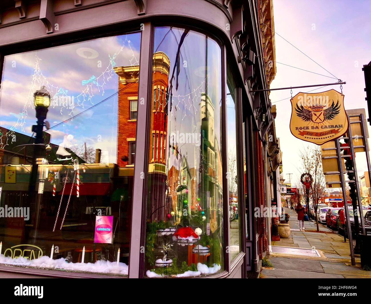 Petite ville USA.Saugerties, NY. La fenêtre ronde de la boutique d'angle permettant aux passants de voir les méprises de tous les angles Banque D'Images