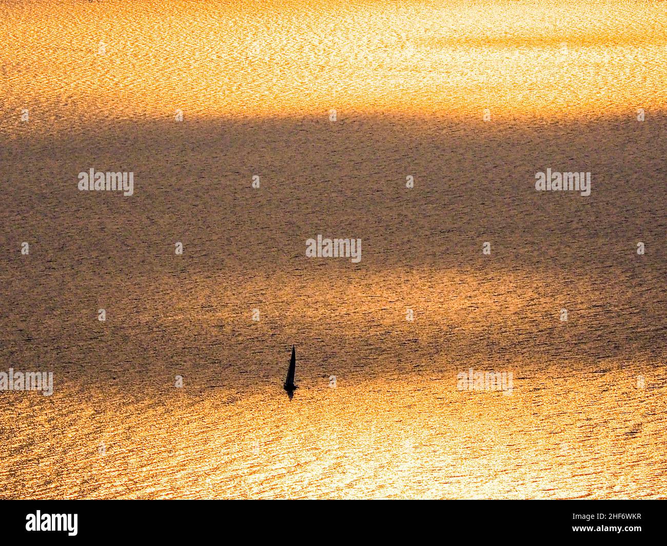 Bateau à voile dans la soirée d'été humeur sur Golden Glitter lac de Garde, Italie, Europe. Banque D'Images