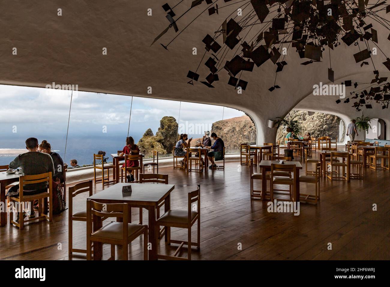 Cafétéria avec fenêtre panoramique, Mirador del Rio, conçue par Cesar Manrique, Lanzarote, Iles Canaries, Espagne, Europe Banque D'Images