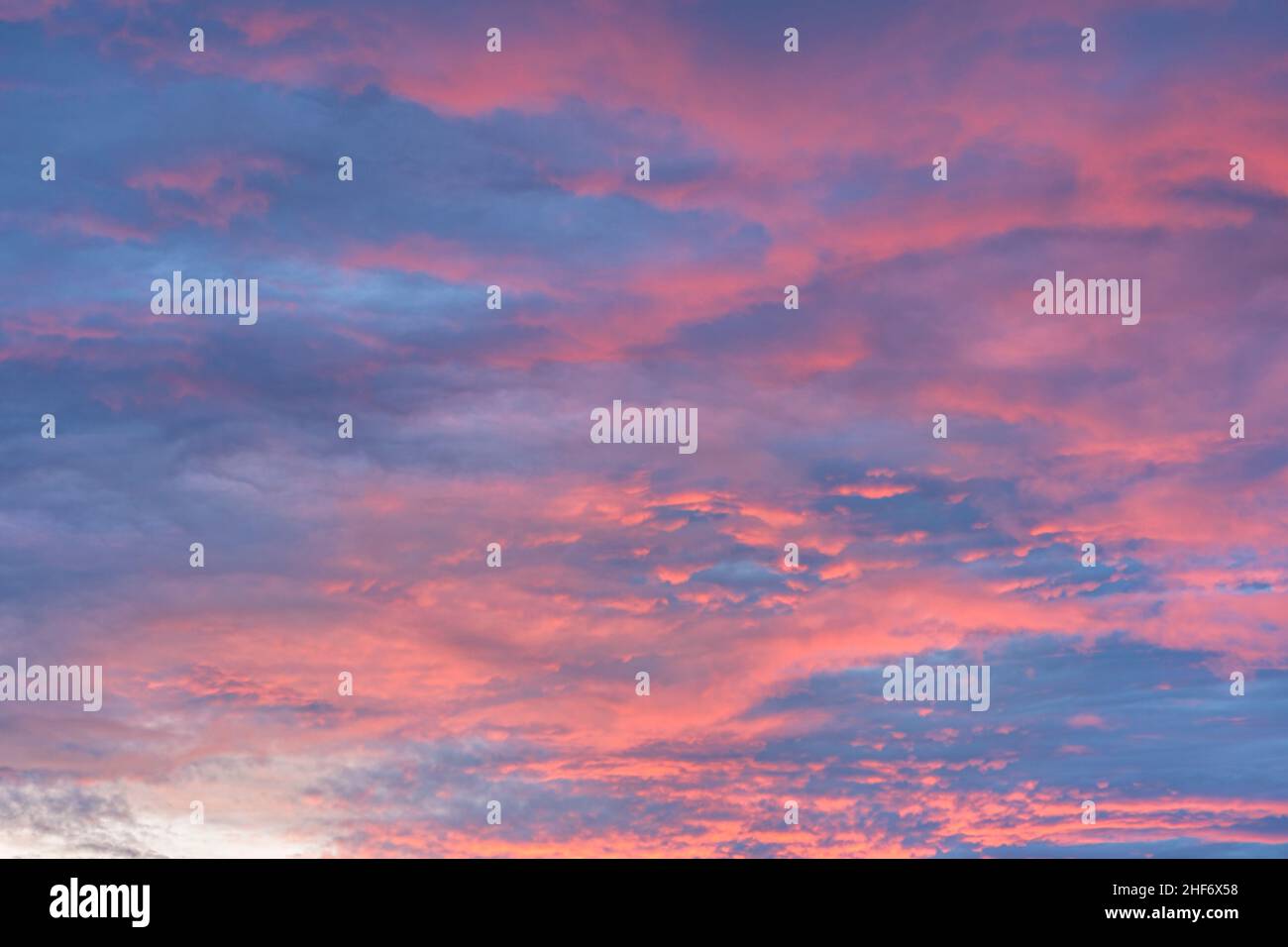 Coucher de soleil, nuages dans le ciel du soir, Bavière, Allemagne, Europe Banque D'Images