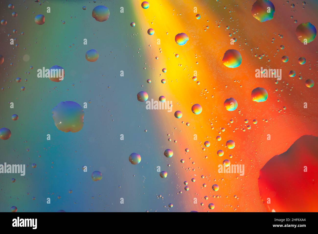 Bulles d'huile à la surface de l'eau, fond multicolore, image abstraite Banque D'Images