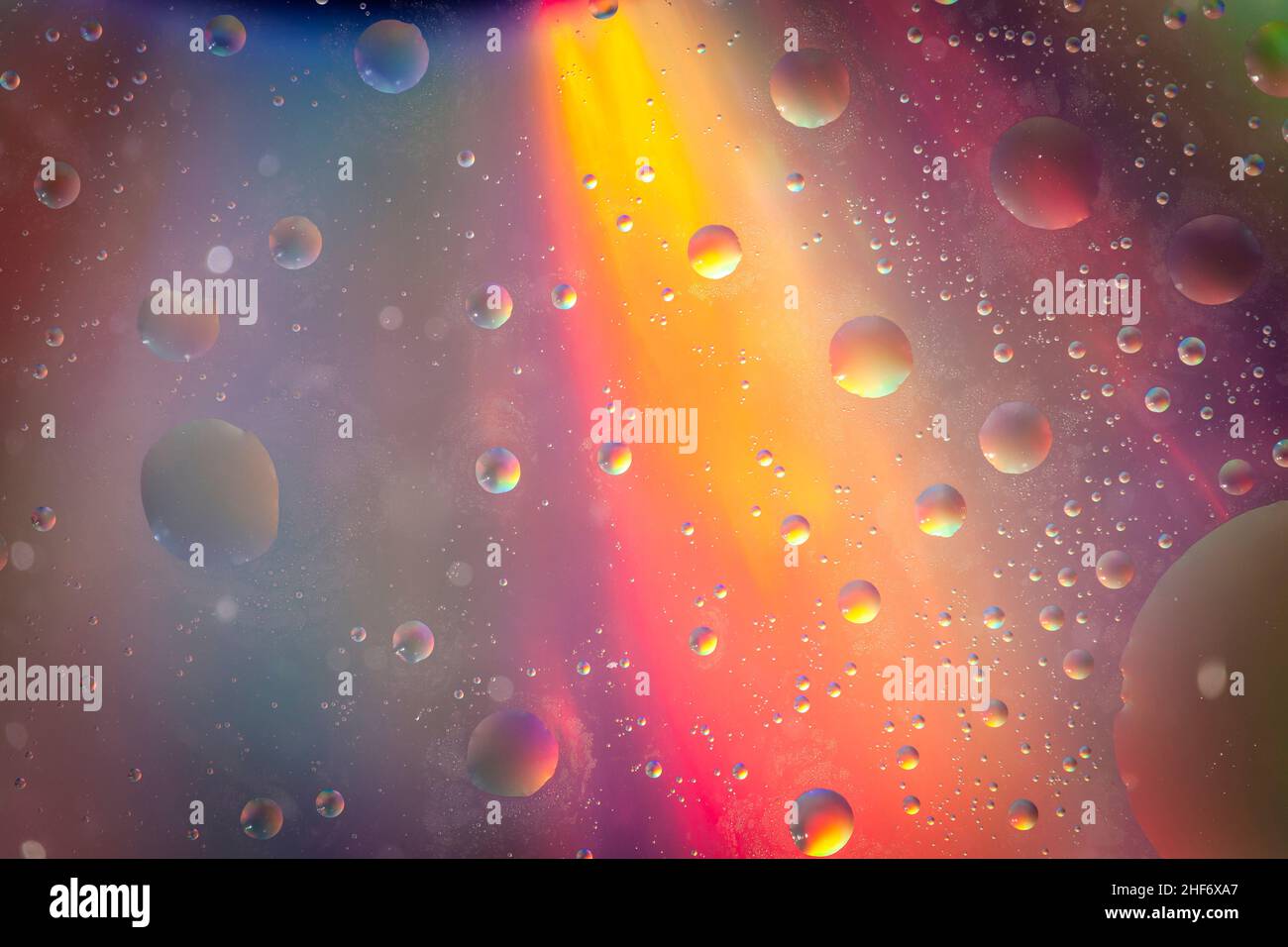 Bulles d'huile à la surface de l'eau, fond multicolore, image abstraite Banque D'Images