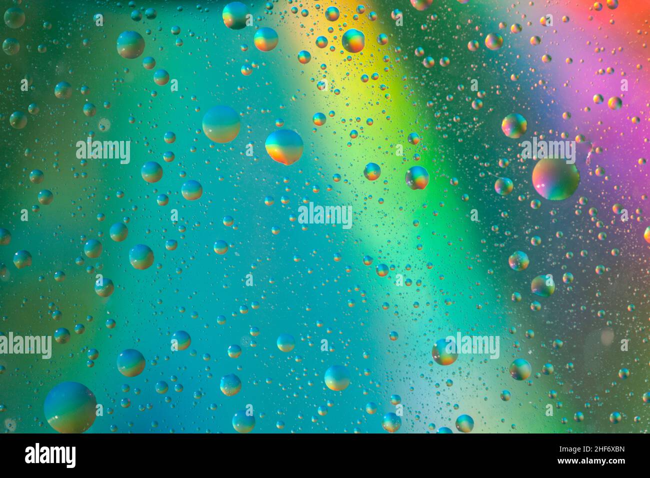 Bulles d'huile à la surface de l'eau, fond multicolore, image abstraite Banque D'Images
